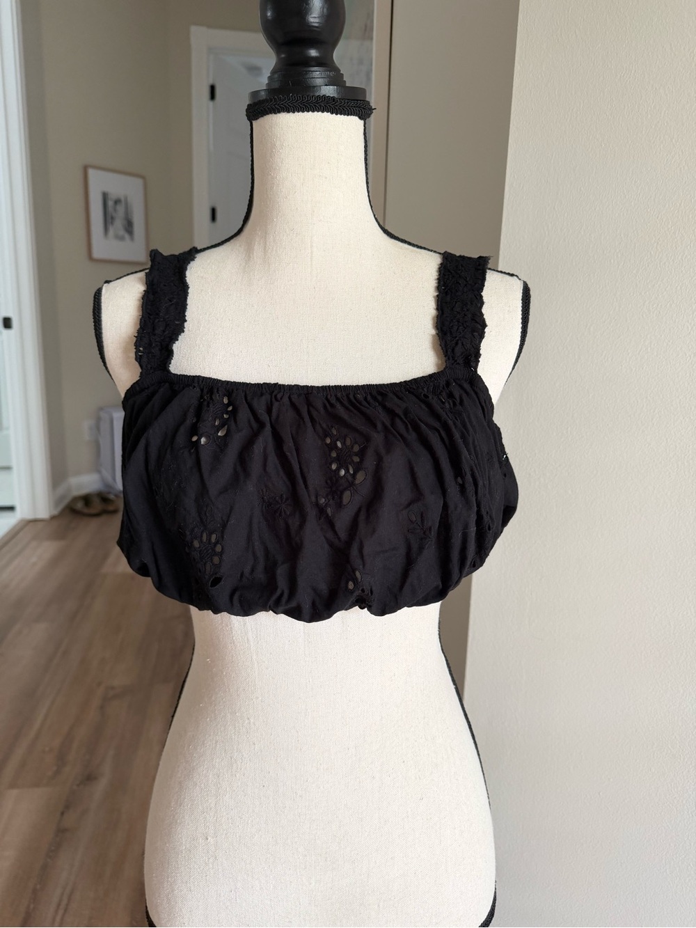 Eyelet crop top black